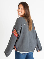 Sudadera de estilo bohemio desgastado con parche en la manga y borde sin rematar