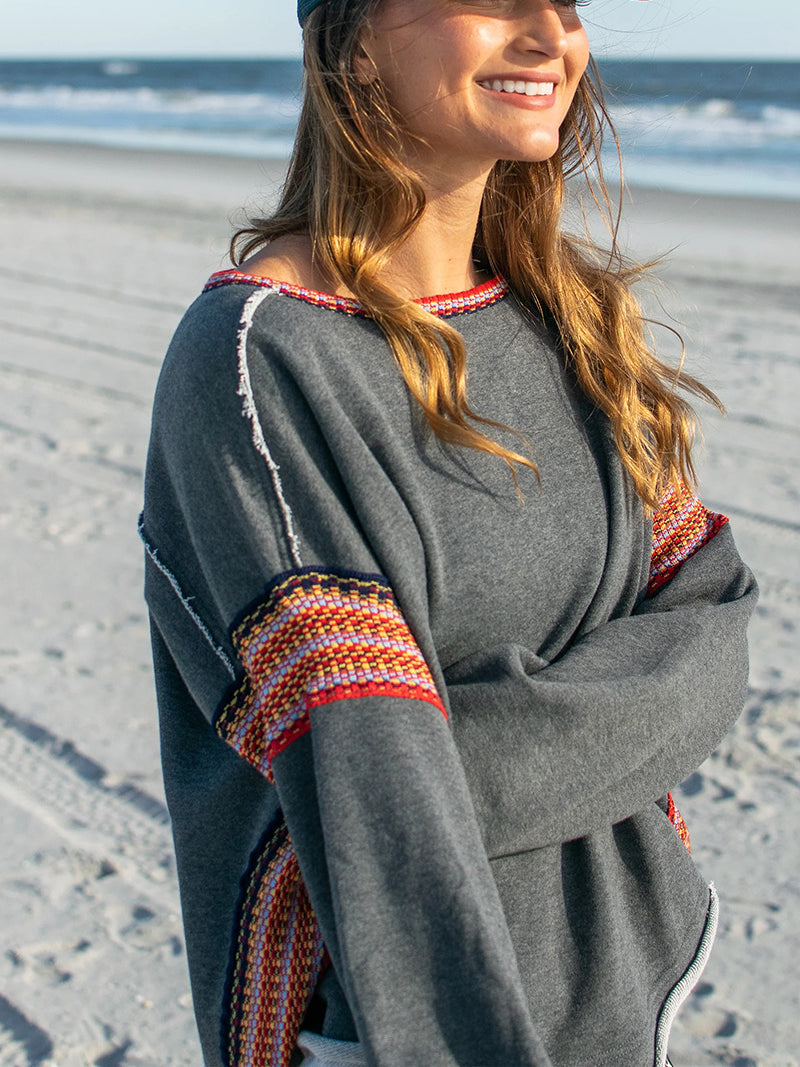 Sudadera de estilo bohemio desgastado con parche en la manga y borde sin rematar