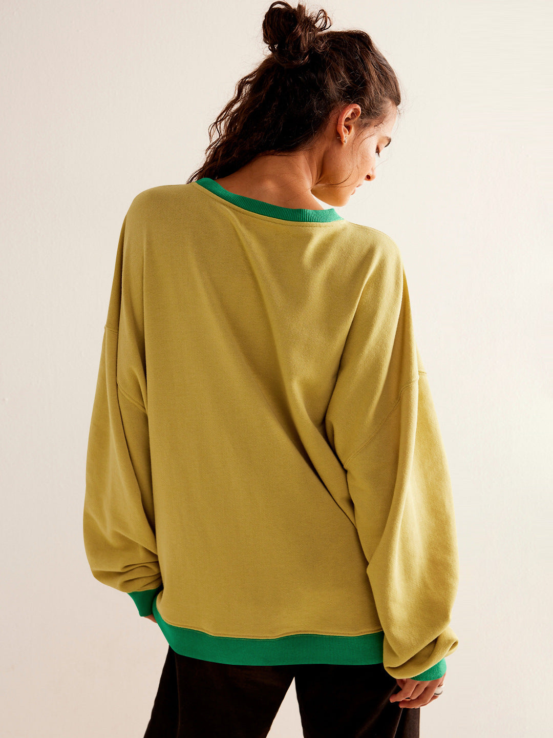 Übergroßes Sweatshirt mit Farbblock-Design und Lagen-Langarm