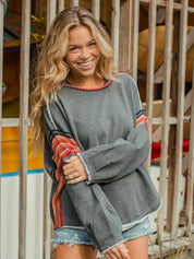 Sudadera de estilo bohemio desgastado con parche en la manga y borde sin rematar