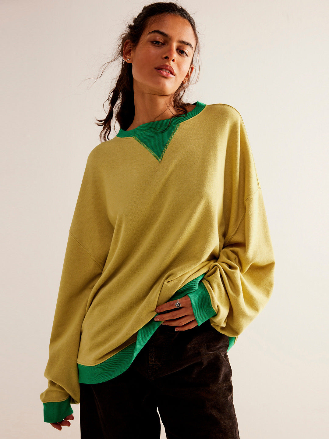 Übergroßes Sweatshirt mit Farbblock-Design und Lagen-Langarm