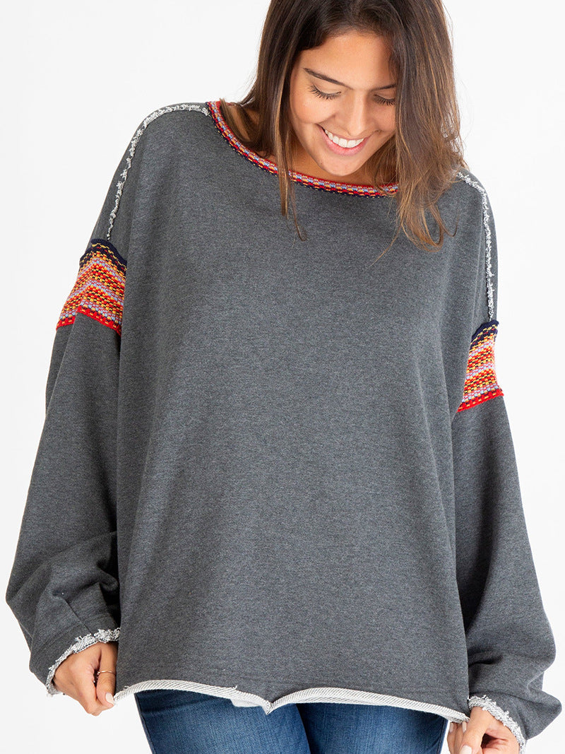 Sudadera de estilo bohemio desgastado con parche en la manga y borde sin rematar