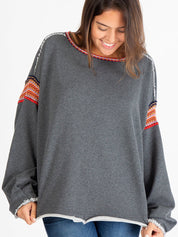 Sudadera de estilo bohemio desgastado con parche en la manga y borde sin rematar